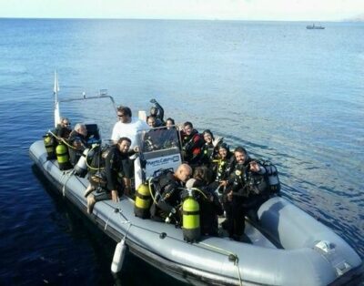 Lancha para salidas de buceo